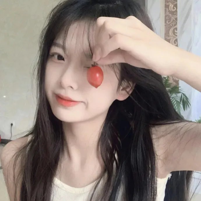 坐在酒吧里吃蛋糕